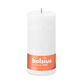 Bolsius Stumpenkerze Rustic in wolkigem Weiß mit rotem Docht und orangem Banderolen-Etikett
