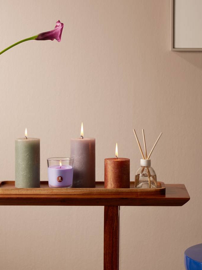Bolsius Geschenkset Funky Freshness Lavendel mit Kerzen und Diffuser auf Holztablett