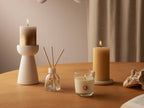Bolsius Geschenkset Home Sweet Home Vanilla: Kerzen und Raumduft-Diffuser auf Holztisch