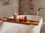 Bolsius Duftkerze True Joy auf Badewannen-Tablett mit Raumduft-Diffuser und Stumpenkerze