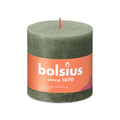 Bolsius Stumpenkerze Rustic in Grün mit orangem Etikett, 25% pflanzliches Wachs, palmölfrei, seit 1870