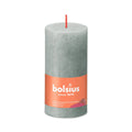 Bolsius Stumpenkerze Rustic in Jadegrün mit rotem Docht und orangem Banderole-Etikett, 25% pflanzliches Wachs