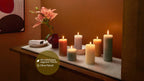 Bolsius Stumpenkerzen Rustic in Jadegrün und weiteren Farben auf Holzkommode mit Lilienblüte