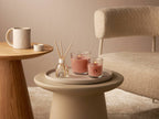 Bolsius Duftkerzen Fresh Cotton in Rosé auf Beistelltisch mit Reed Diffuser, gemütliches Wohnambiente