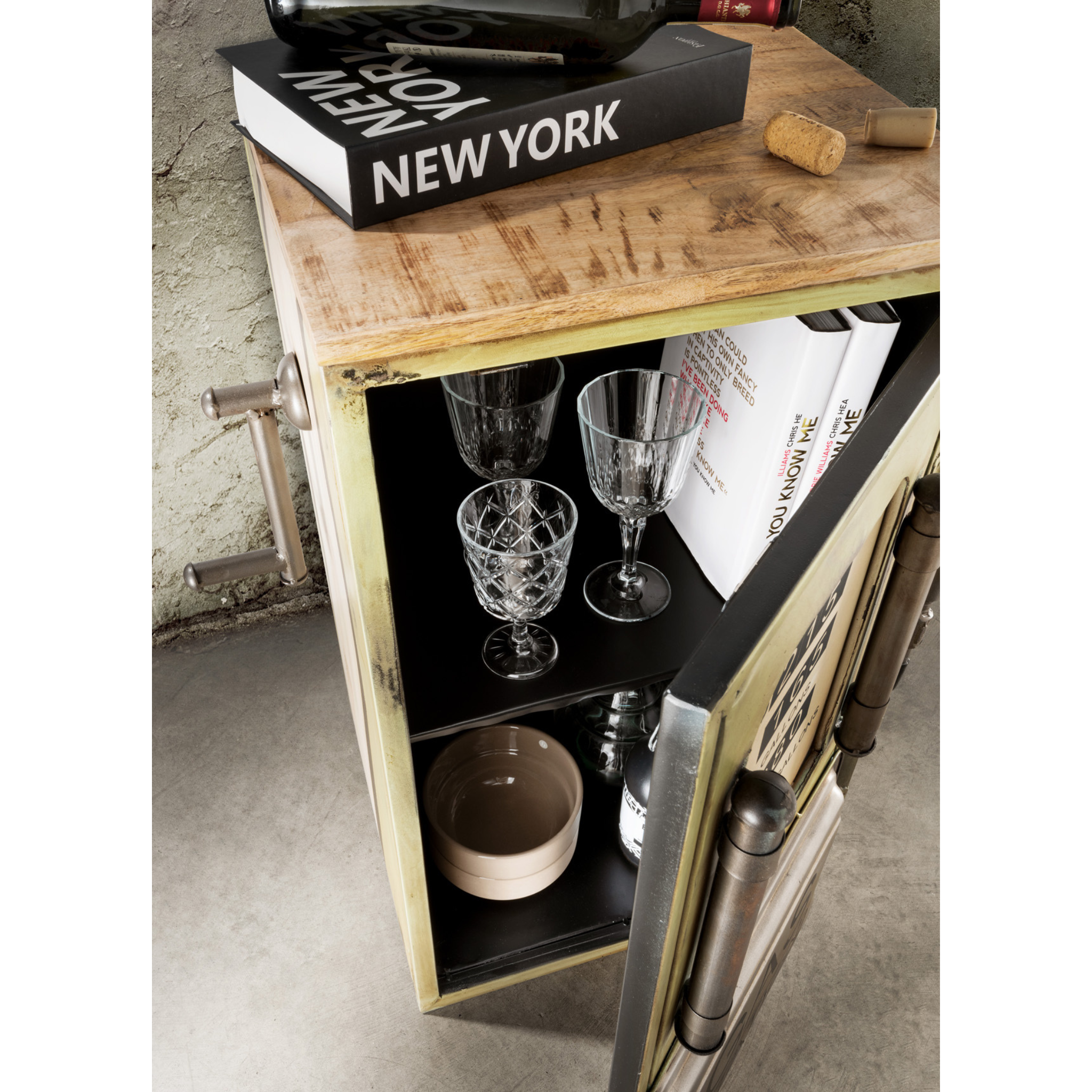 Table d'appoint, pompe à essence