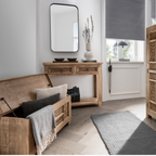Holztruhe Vienna mit Schnitzereien im Boho-Flur, Konsolentisch, Spiegel und grauem Teppich
