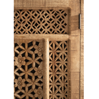 Detailaufnahme der handgefertigten Holzschnitzereien der Truhe Vienna mit floralen und geometrischen Mustern