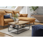 Salontisch Padua mit Holzplatte und schwarzem Metallgestell vor gelbem Sofa im modernen Wohnzimmer