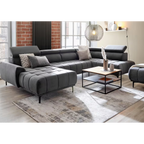 Modernes Wohnzimmer mit dunkelgrauem Ecksofa, Salontisch Eiche und Metallgestell auf abstraktem Teppich