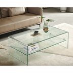 Moderner Glas-Salontisch mit Ablage im Wohnzimmer, dekoriert mit Vase und Büchern, vor beigem Ledersofa.