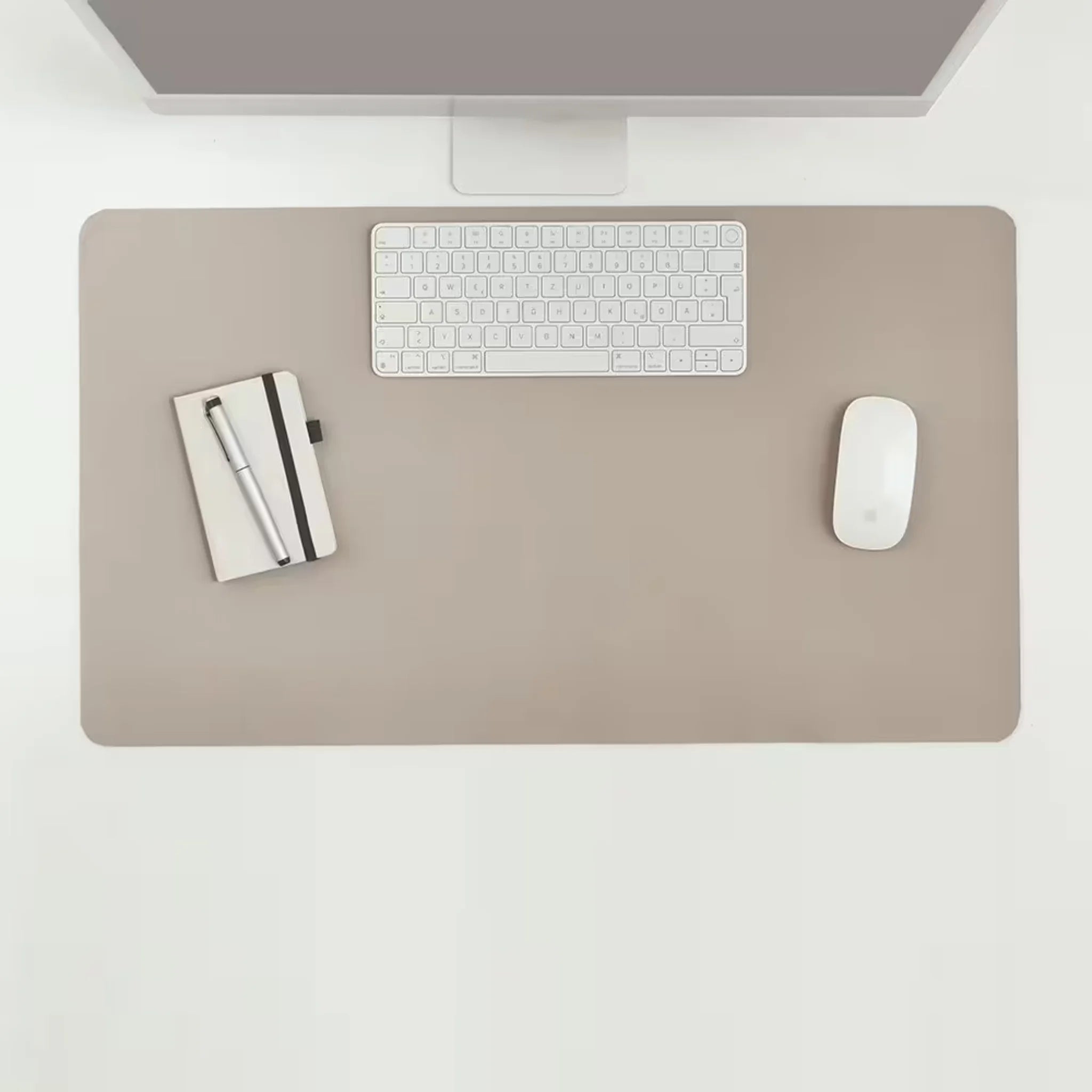 Zeller Schreibtischunterlage aus Kunstleder in Beige mit Keyboard, Maus und Notizbuch von oben.
