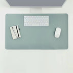 Zeller Schreibtischunterlage aus Kunstleder in Graugrün mit Keyboard, Maus und Notizbuch auf weißem Schreibtisch.