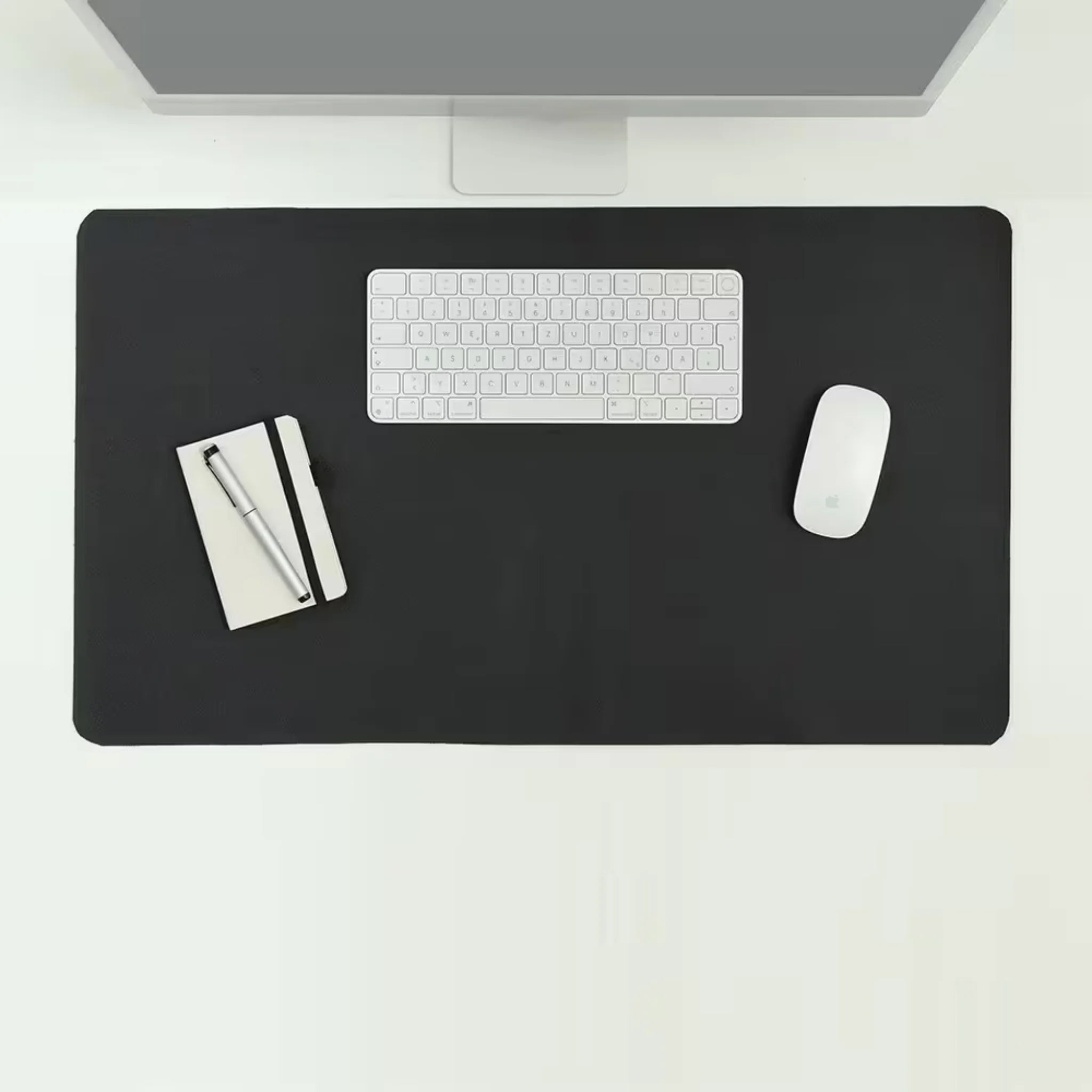 Zeller Schreibtischunterlage aus Kunstleder in Schwarz mit Keyboard, Maus und Notizblock auf weißem Schreibtisch.