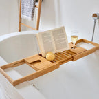 Bambus Badewannenablage mit Buch, Glas und Seife über der Badewanne