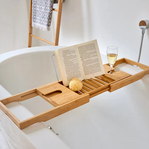 Bambus Badewannenablage mit Buch, Glas und Seife über der Badewanne