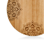 Rundes Holz-Schneidebrett mit Mandala-Gravur von Zeller, natürliches Holz mit dekorativem Blumenmuster