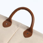 Wäschesammler Canvas beige mit braunem Ledergriff und Metallnieten – Detailansicht