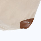 Wäschesammler Canvas beige Detailansicht mit braunem Leder-Eckschutz und Metallnieten