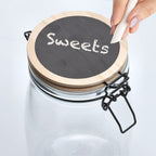 Zeller Vorratsglas 1000ml aus Glas mit Kiefernholzdeckel und Kreidetafel, beschriftet mit "Sweets"