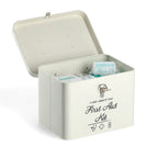Geöffnete cremefarbene Metall-Medizinbox von Zeller mit Verbandsmaterial und Aufschrift „First Aid Kit"