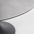 Bizzotto Tisch Arnold rund – Detailansicht Tischplatte grau mit schwarzem Metallgestell