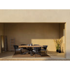 Bizzotto Stuhl Noelia Anthrazit mit Flechtwerk-Rückenlehne an Holztisch in mediterraner Outdoor-Lounge