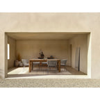 Bizzotto Stuhl Noelia Moon in grau an Holztisch, mediterrane Dining-Lounge mit minimalistischem Design