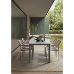 Modernes Outdoor-Esstisch-Set von Bizzotto mit 6 geflochtenen Gartenstühlen auf einer überdachten Terrasse