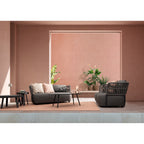 Moderne Outdoor-Lounge mit grauem Sofa, schwarzem Couchtisch und taupefarbener LED-Tischlampe Etna von Bizzotto