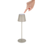 Bizzotto LED Tischlampe Etna in Taupe mit Touch-Funktion – finger berührt den Lampenschirm