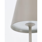 Bizzotto LED Tischlampe Etna in Taupe – Nahaufnahme Lampenschirm und Sockel, kabellos, modernes Design