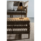 Bizzotto Tischlampe Etna Braun auf Rattan-Couchtisch mit Outdoor-Sofa und Dekokissen im Hintergrund