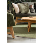 Bizzotto Tischlampe Etna Braun auf rundem Holz-Couchtisch, Outdoor-Lounge mit grünen Flechtsessel und Sofa
