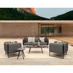 Moderne Outdoor-Lounge mit grauer Polstergarnitur, schwarzen Metalltischen und LED-Tischlampe Etna auf einer Terrasse
