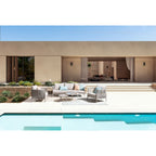 Bizzotto Aminta Satztisch im Freien neben Pool mit Lounge-Sofa und Sessel auf Terrasse einer mediterranen Villa