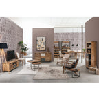 Wohnzimmer mit Holzmöbeln, Sessel Mathilde in Naturale, Couchtisch, TV-Möbel und Weinregal im Boho-Stil