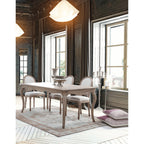 Bizzotto Stuhl Mathilde Naturale mit cremefarbenem Polster an elegantem Esstisch in luxuriösem Esszimmer