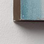 Detailaufnahme Bizzotto Bild Village mit blauem Canvas und braunem Rahmen an weisser Wand