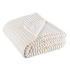 Bizzotto Plaid Rachele in Elfenbein – flauschige Kuscheldecke mit Rippenstruktur, gefaltet