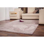 Lalee Velvet Hochflor-Teppich in Beige im modernen Wohnzimmer mit Sofa und Holzboden