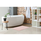 Hellrosa Badteppich von Lalee Heaven vor freistehender weisser Badewanne in modernem Spa-Badezimmer