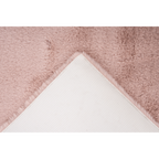 Lalee Heaven Teppich in Rosa mit umgeschlagener Ecke zeigt weiche Flauschoberfläche und rutschfeste weiße Unterseite