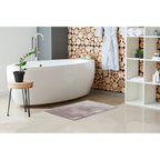 Lalee Heaven Badezimmerteppich in Grau-Beige vor freistehender Badewanne in modernem Spa-Badezimmer