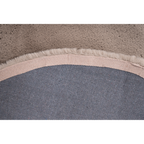 Runder Hochflor-Teppich Heaven von Lalee in Taupe, Detailansicht der Unterseite mit grauem Antirutsch-Träger