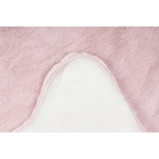 Lalee Cosy Kunstfell Teppich rosa, Detailansicht Unterseite mit weißem Antirutsch-Belag und gesäumtem Rand