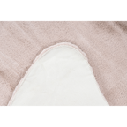 Lalee Cosy Kunstfell Teppich in Rosa/Beige – Detailansicht Unterseite mit weissem Velours-Rücken und Steppnaht