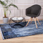 Lalee Elysee Teppich in Blau unter modernem Draht-Couchtisch und grauem Sessel im eleganten Wohnzimmer