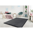 Dunkelgrauer Hochflor-Teppich Lalee Heaven im modernen Schlafzimmer mit rosa Bettwäsche und weißen Wänden