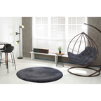 Runder anthrazitfarbener Hochflor-Teppich Lalee Heaven in modernem Wohnzimmer mit Hängesessel und Stehlampe