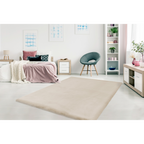 Lalee Heaven Teppich in Beige im modernen Schlafzimmer mit rosa Bettwäsche und weissen Möbeln